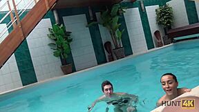 hunt4k sesso nella piscina privata con blowjob e fingering