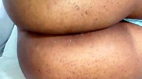 Não consigo resistir em foder o cu dessa puta morena nalgona