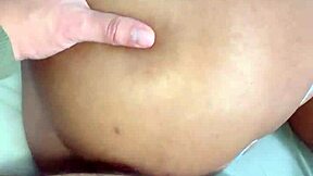 Não consigo resistir em foder o cu dessa puta morena nalgona