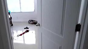 Padrastro cochino y pervertido destroza el coño de su hijastra flaca de 18 años cuando la encuentra sola en su habitación.