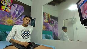 अह मेरी स्टेपसिस्ट अह बेडरूम में पॉर्न देखते हुए पाती है और पैंटी शॉर्ट्स ब्रा उतारकर स्पैंकिंग शुरू करती है