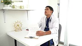 Esposa petite 18+ se folla a su cirujano su esposo los pilla y al final se une para un épico trío 🔥