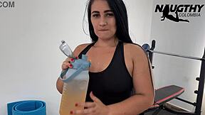 hey this girl is masturbating alone in the gym during her workout