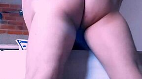 la secretaria comienza a seducir al jefe casado en la oficina después del trabajo. su esposa está en una clase de cocina