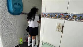 padrastro pervertido y cochino encuentra a su petite 18+ hijastra lavando sus calzoncitos 😈 y le clava la varga directo al coño hasta dejarla cubierta de semen