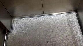 llegué del trabajo y encuentro a mi prima desnuda en mi cuarto pidiendo usar su coño y boca