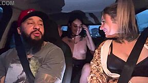 Motorista de Aplicativo Pega Passageira Novinha de 18 Anos e Chupa Peitos Durinhos e Pequenos Até Gozar no Banco!