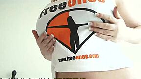 Giovanisssima tettona si sveste per la prima volta in this amateur casting interview nude tits webcam young 😏