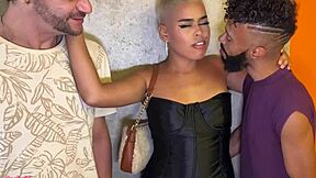Garota infiel num menage a trois com homens mais velhos?