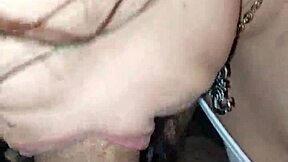 la novia de mi amigo me engaña chupándome la polla en lencería al aire libre, no puedo resistir su gran culo latino 😈