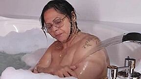 Madrastra caliente en el jacuzzi con lencería y lamidas tabú 😏