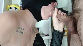 Mi hermanastra grabs my huge 20 cm verga in intense couple action.