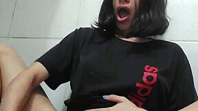 Linda garota enfia um vibrador gigante in amateur teen action!