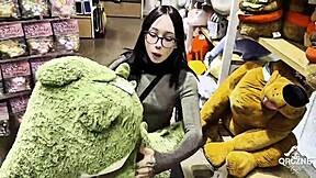 she won this plush alligator toy and got super thankful, like featuring amberzinha in that free scene