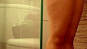 Whoa, Hermanastra Venezolana Milet Espiada Mientras Se Baña Y Depila El Coño Camara Espia Real In Outdoor Public!