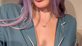 Hey, this cute 18 year old college girl with a perfect body has the most delicious pussy ever 😍🍑