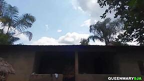 ¿Quién folla a estas chicas calientes en la casa nativa del abuelo?