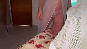 Madrastra entra al cuarto y encuentra la verga de su hijastro expuesta para follar