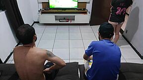 Meu marido me perdeu na aposta e eu tive que ficar com o amigo dele na frente dele - que loucura! 😱🍆