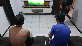 Meu marido me perdeu na aposta e eu tive que ficar com o amigo dele na frente dele - que loucura! 😱🍆