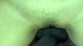 mi hijastra frota su coño peludo en mi verga y quiere que la gagbe ya!!