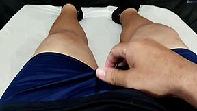 Flagrei minha esposa se masturbando com brinquedo... pau pequeno mas ela adora meu gozo!