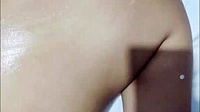 Latina con Grandes Tetas Recibe Masaje Pervertido en Dormitorio