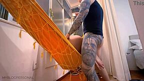 ¿Quieres ver cómo esta pareja latina se coge duro en la hamaca de los suegros?