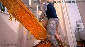 ¿Quieres ver cómo esta pareja latina se coge duro en la hamaca de los suegros?