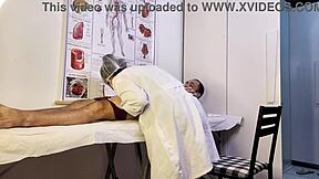 Paciente fica duro na frente da enfermeira gostosa no exame 😈🍆💦